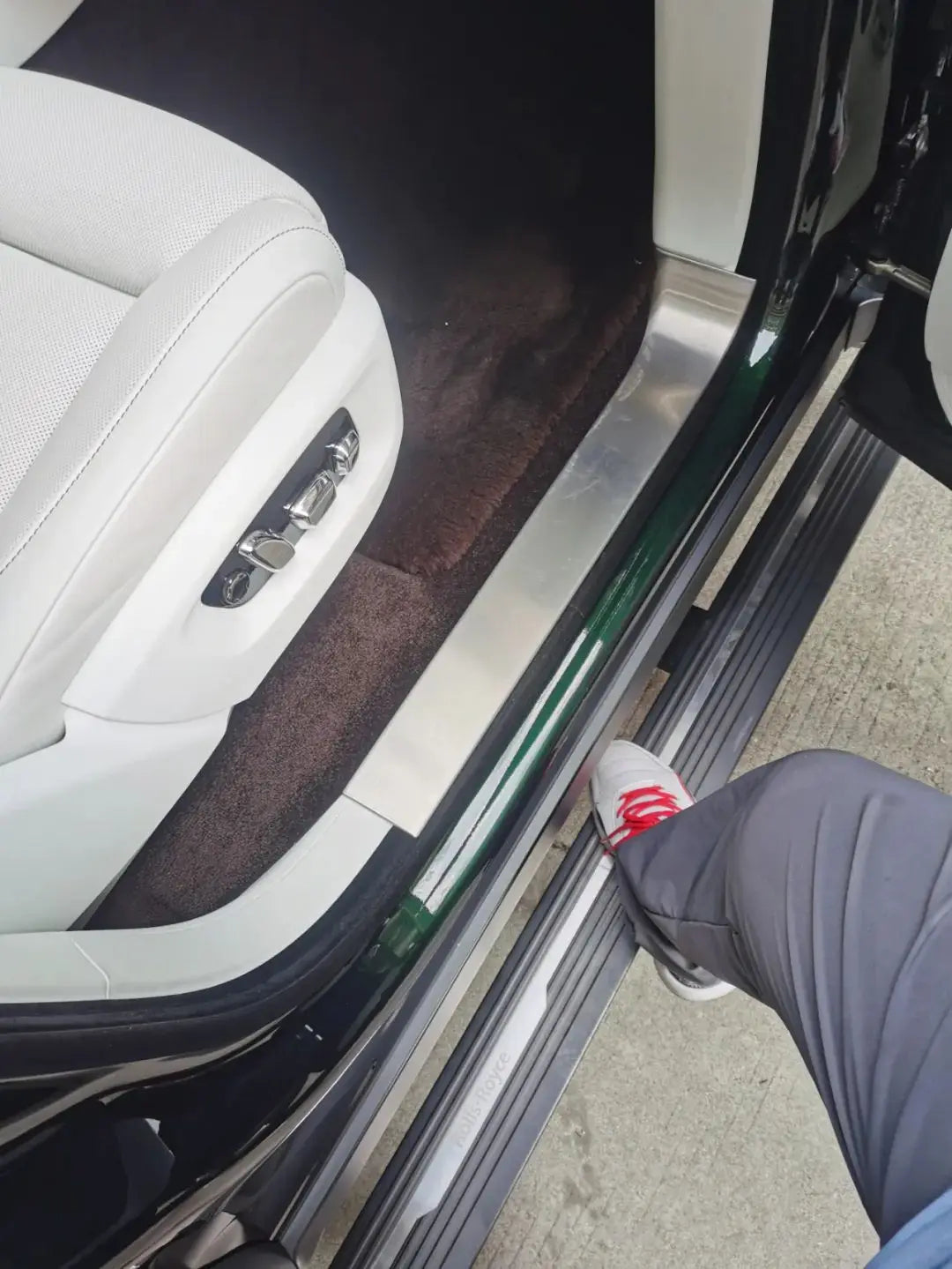Car Craft Compatible With Rolls Royce Cullinan 2018-2025 Automatic Deployable Electric Side Step Retractable Ladder Pedal Running Boards Side Step
